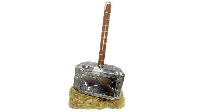 Le célèbre marteau de Thor repose avec son manche vers le haut, comme s’il attendait simplement que quelqu’un vienne le soulever. Apparemment, il y a du pop-corn à l’intérieur.