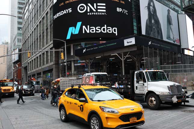 Straßenansicht mit Autos vor einem Nasdaq-Schild