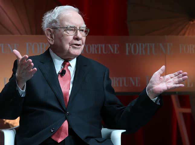 Warren Buffett gestikuliert auf der Bühne