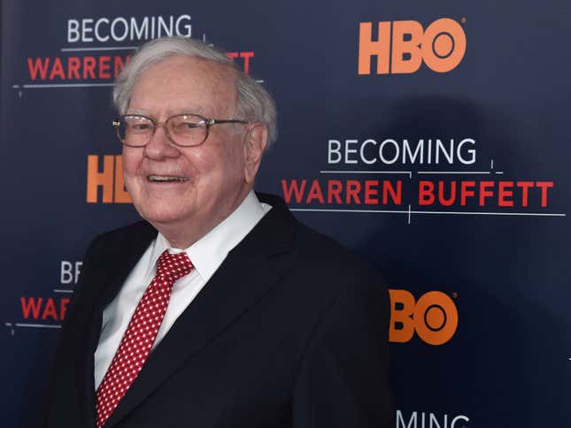 Warren Buffett auf einem roten Teppich vor einer HBO-Kulisse mit der Aufschrift „Becoming Warren Buffett“