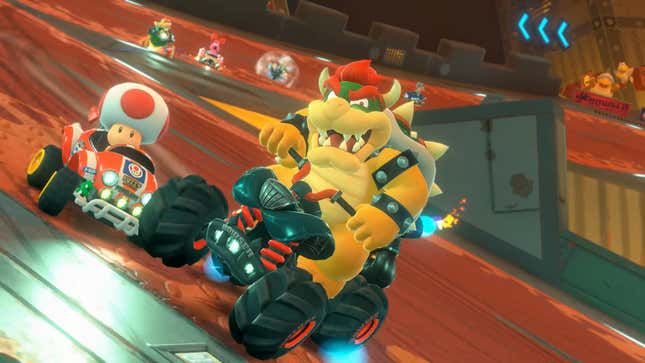 Bowser et un champignon font la course dans de minuscules chariots.