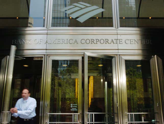 Außenansicht eines Gebäudes mit der Aufschrift „Bank of America Corporate Center“
