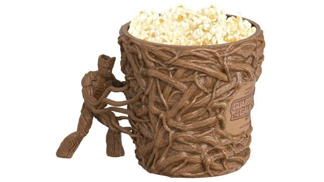Un seau à pop-corn qui semble être fait de vrilles de bois pousse dans les bras de Groot.